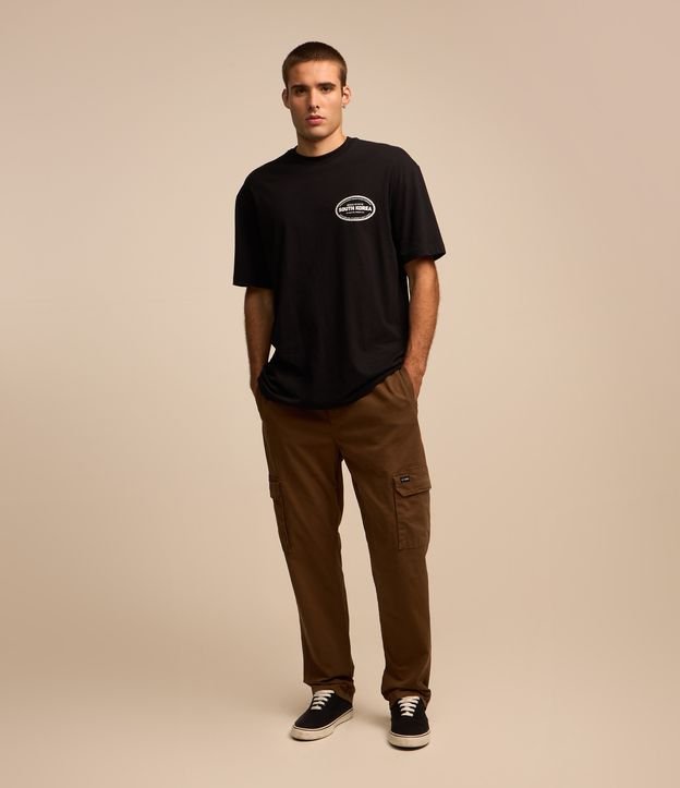 Calça em Sarja com Bolso Cargo