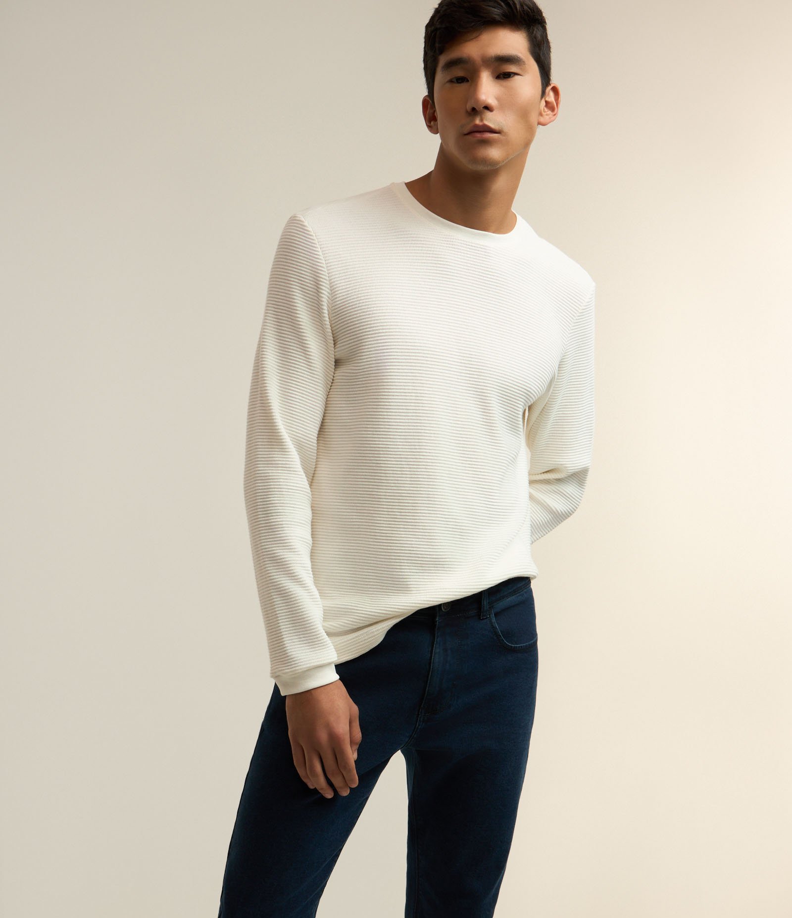Calça Slim Básica Jeans com Passantes no Cós Escuro 2