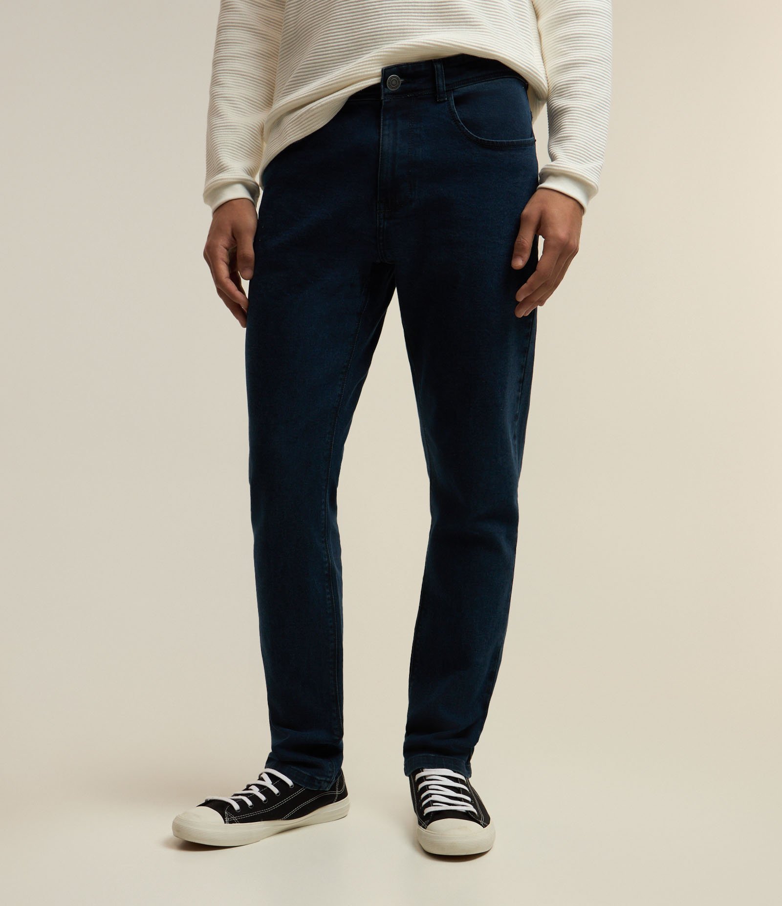Calça Slim Básica Jeans com Passantes no Cós Escuro 3