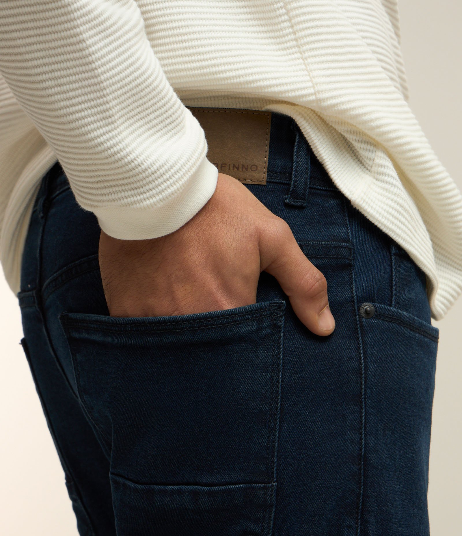 Calça Slim Básica Jeans com Passantes no Cós Escuro 5