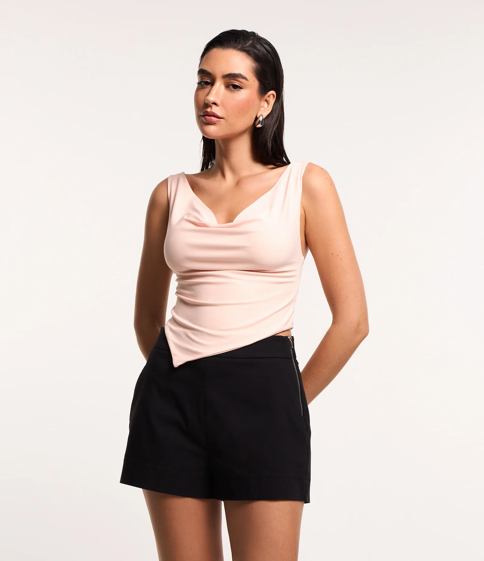 Blusa Cropped em Malha com Decote Degagê e Barra Assimétrica Rosa 1
