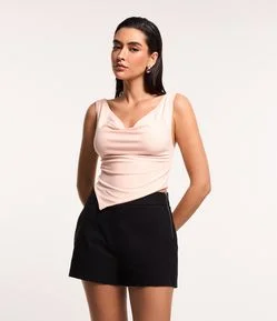 Blusa Cropped em Malha com Decote Degagê e Barra Assimétrica