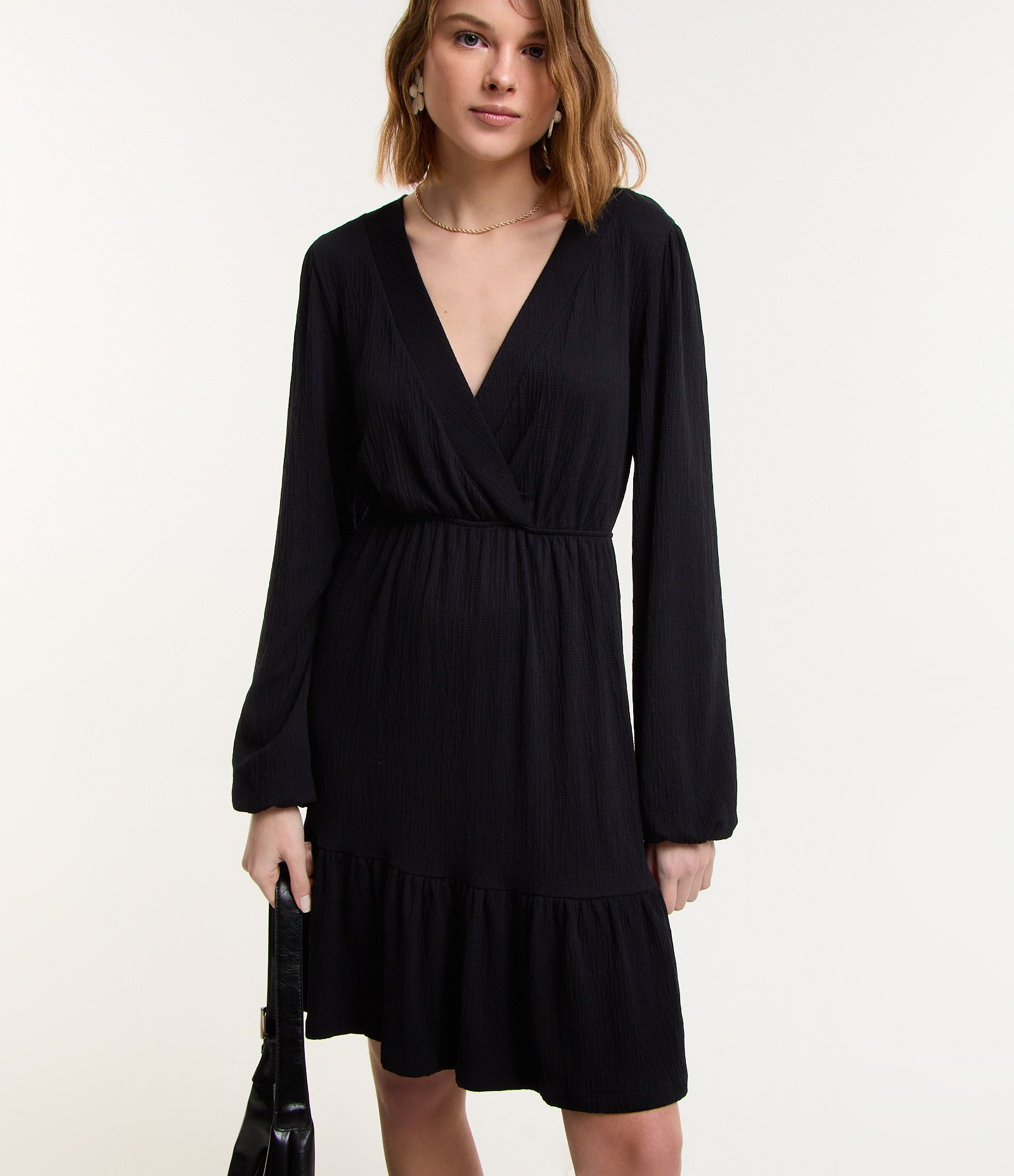 Vestido Curto Texturizado com Decote Transpassado Preto 1