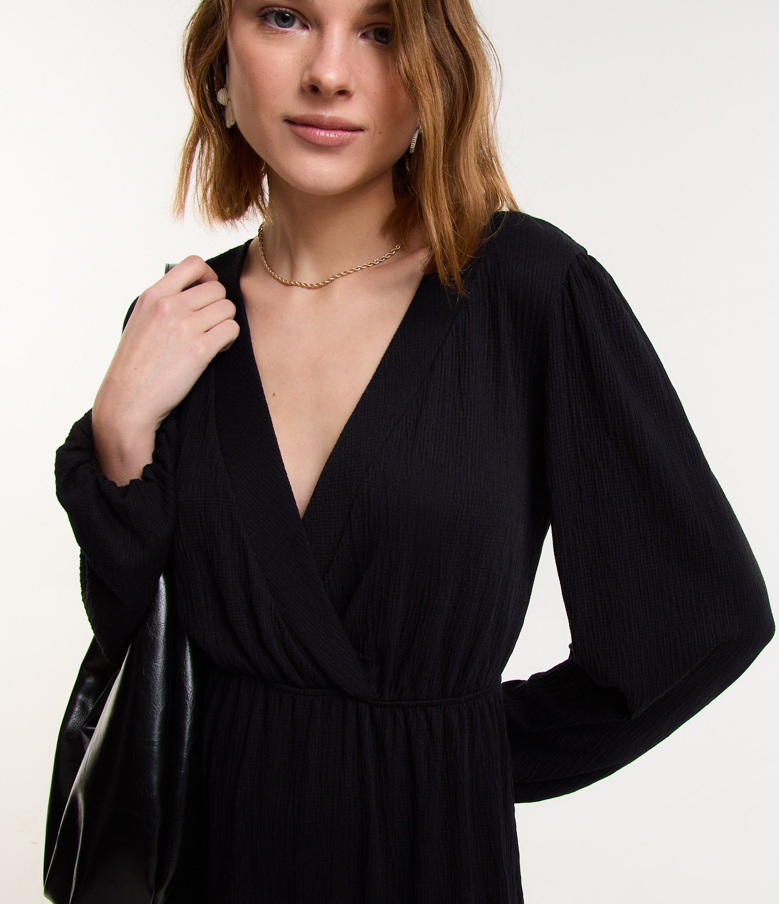 Vestido Curto Texturizado com Decote Transpassado Preto 4