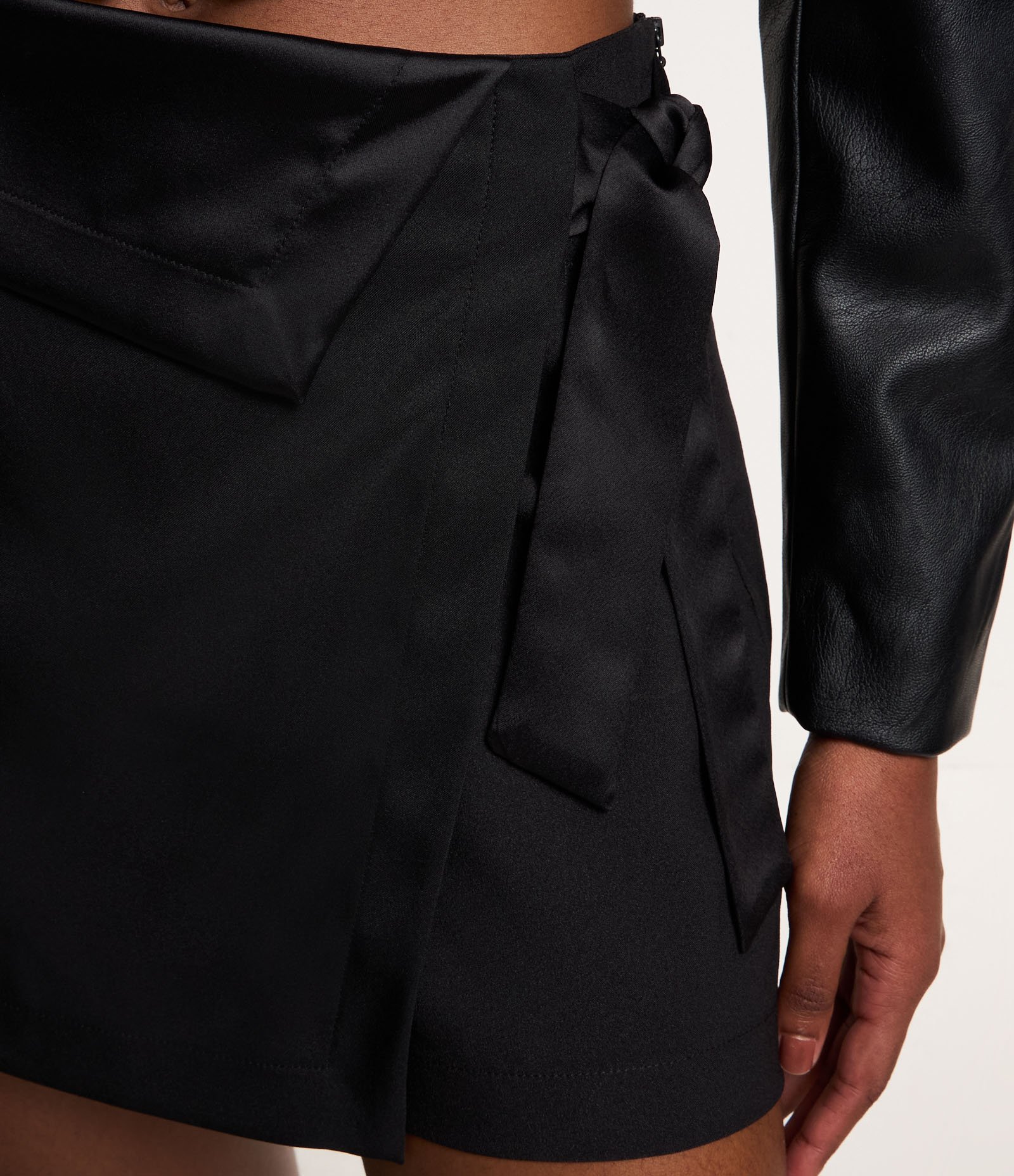 Short Saia Curto em Crepe com Pala em Cetim e Amarração Preto 4