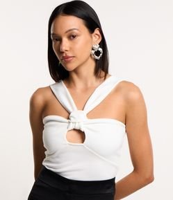 Blusa em Crepe com Alças Largas e Recorte no Busto