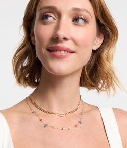 Colar Camadas Curto com Pedras Coloridas