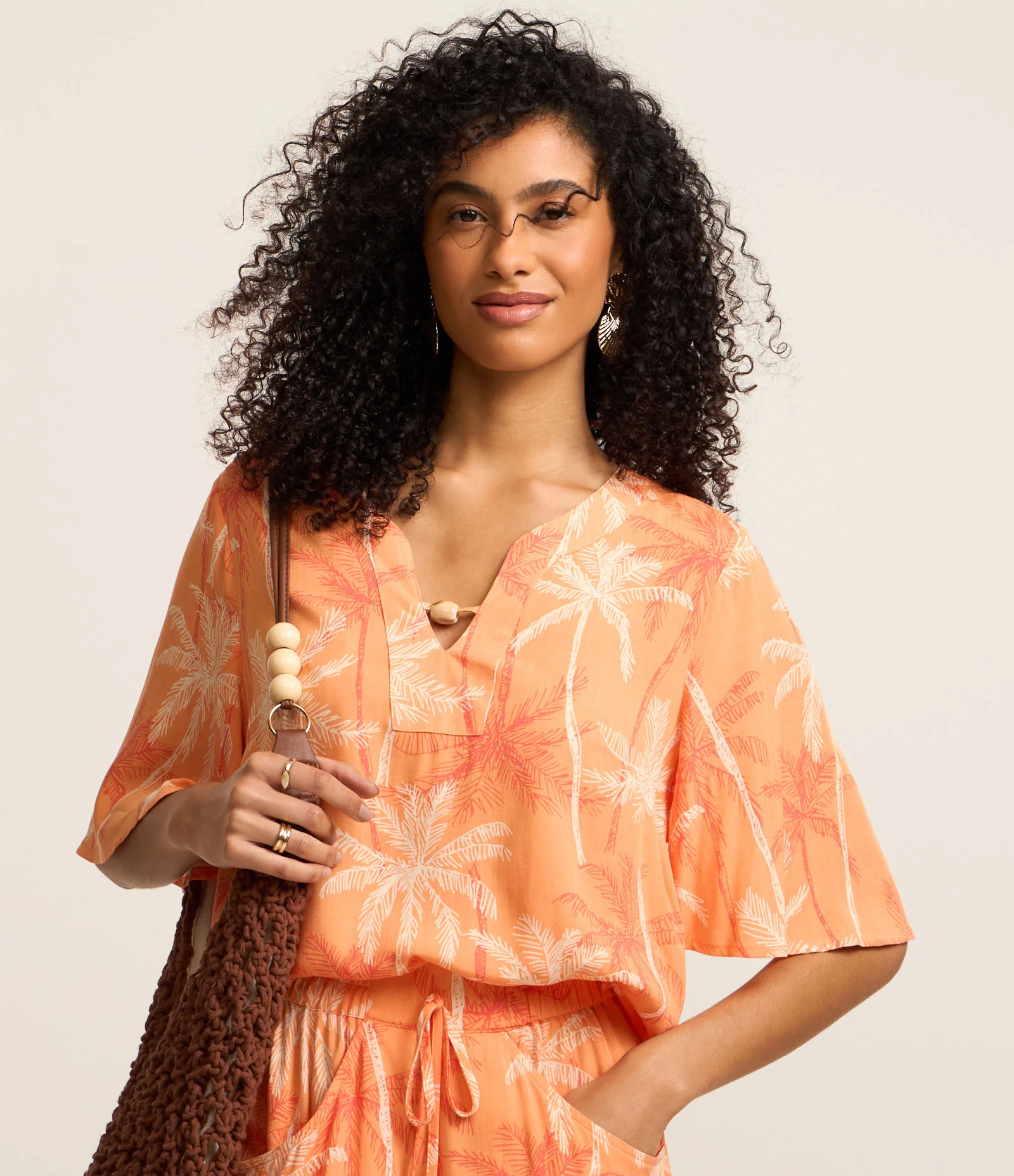 Blusa em Viscose com Miçanga na Gola e Coqueiros Estampados Laranja 2