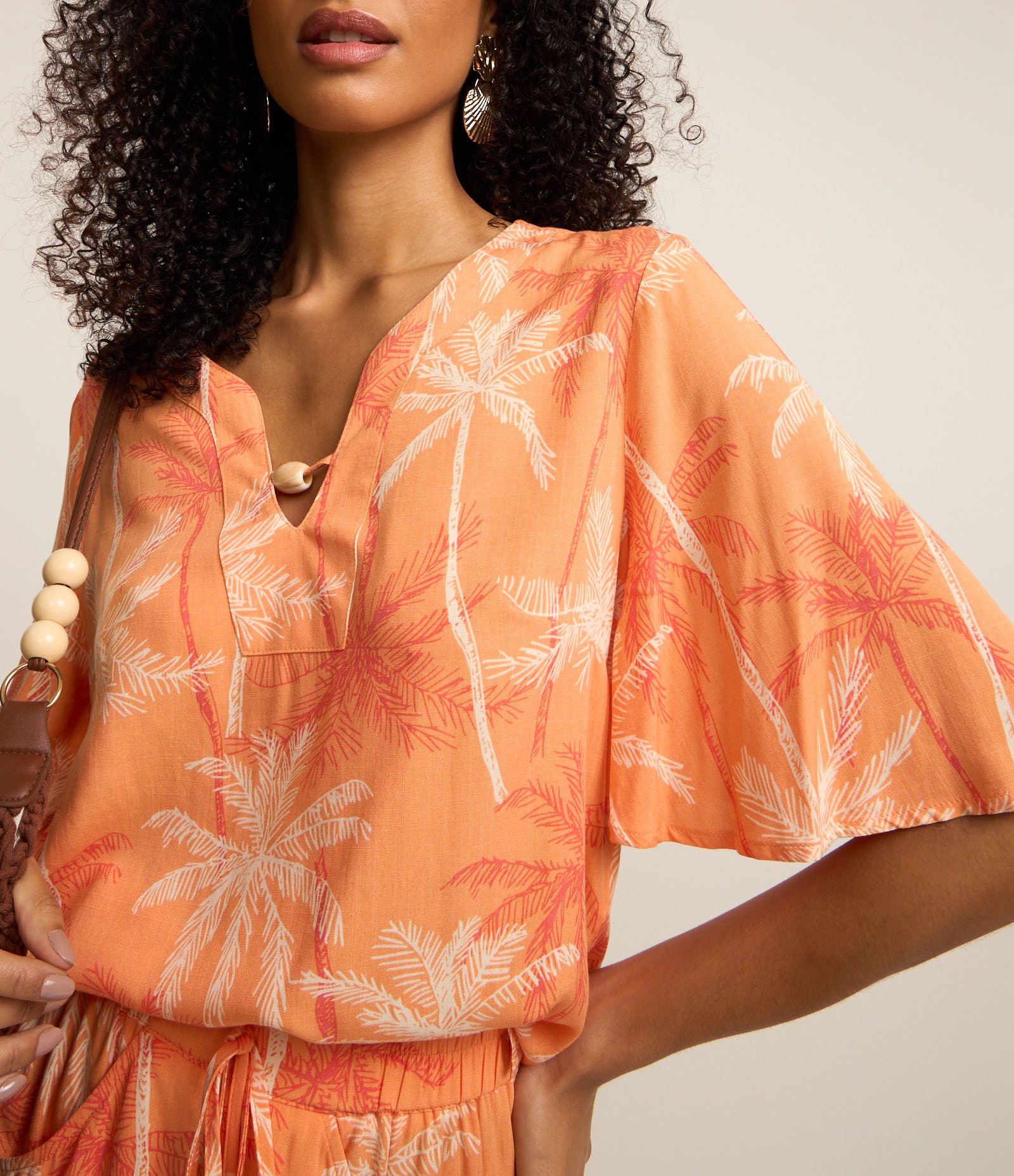 Blusa em Viscose com Miçanga na Gola e Coqueiros Estampados Laranja 4