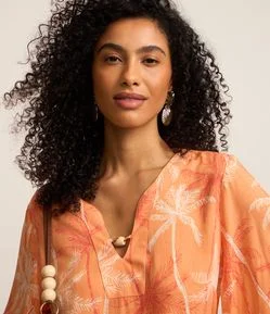 Blusa em Viscose com Miçanga na Gola e Coqueiros Estampados