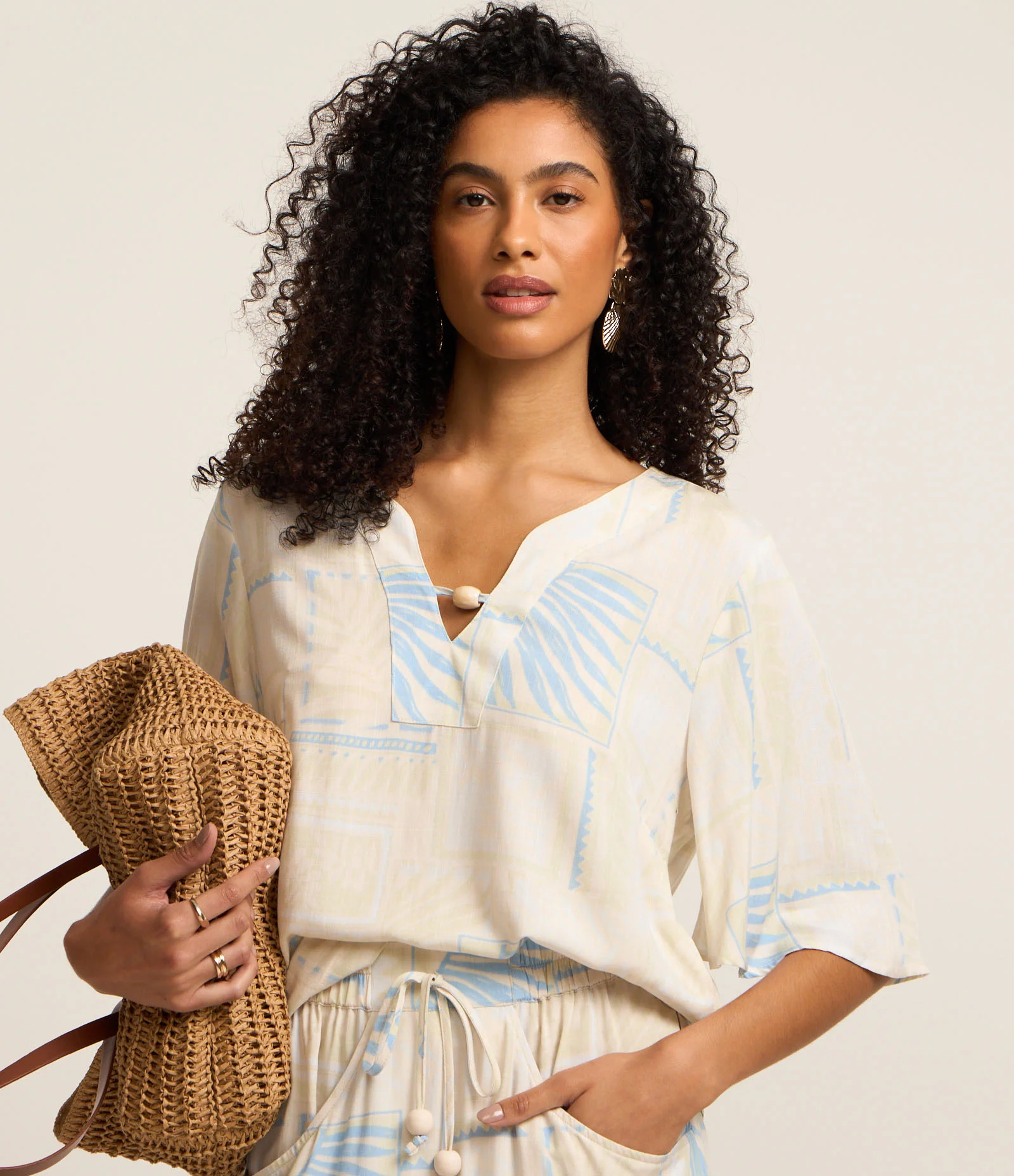 Blusa em Viscose com Miçanga na Gola e Folhagens Estampadas Off White 1