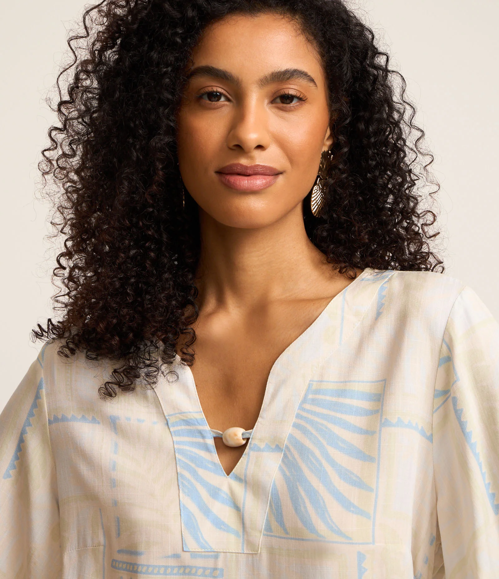 Blusa em Viscose com Miçanga na Gola e Folhagens Estampadas Off White 3