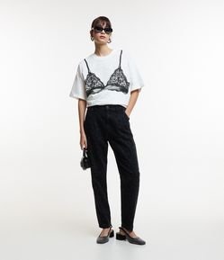 Calça Mom em Jeans com Bolsos e Estampa de Onça