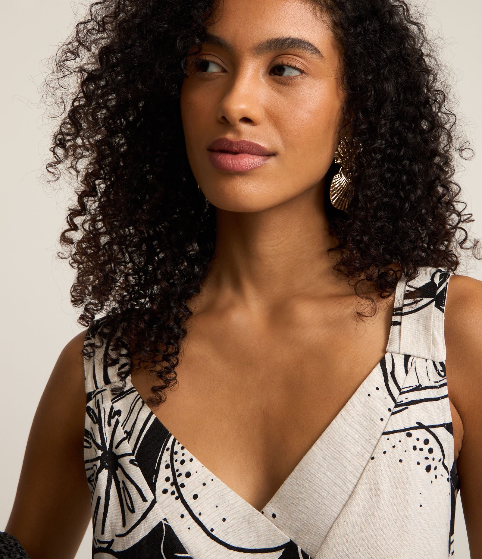 Blusa Sem Manga em Viscolinho com Limões Estampados Preto 3