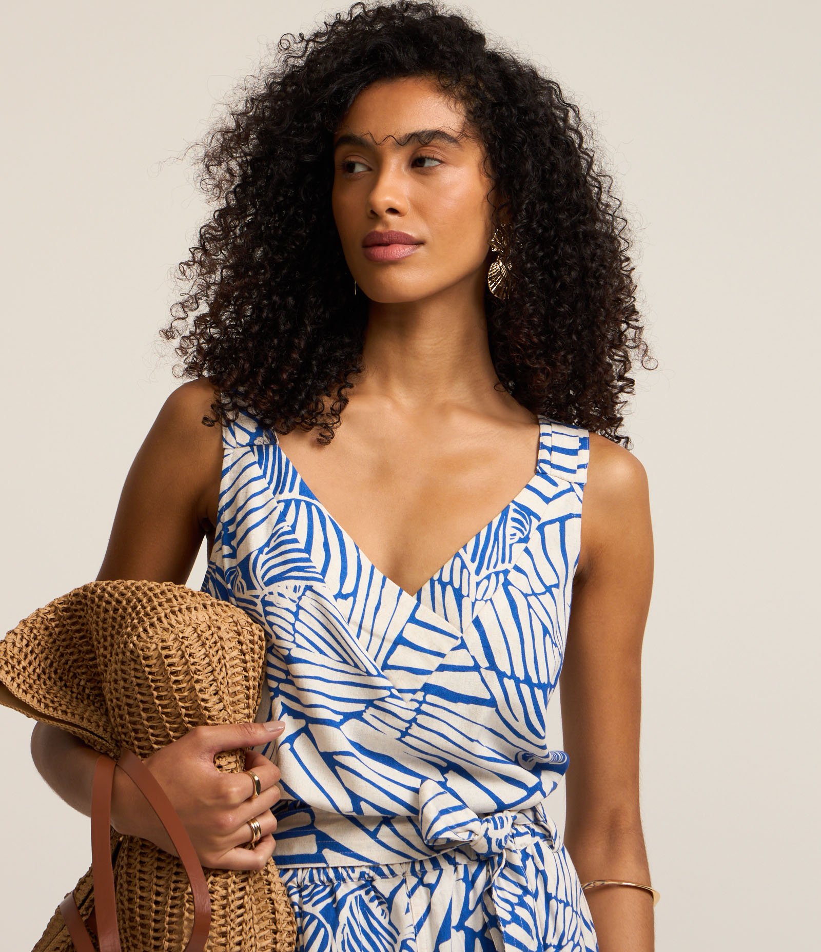 Blusa Sem Manga em Viscolinho com Folhagens Estampadas Azul 1