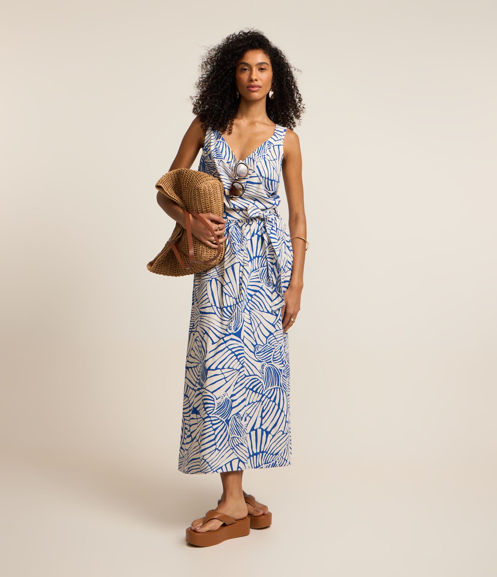 Blusa Sem Manga em Viscolinho com Folhagens Estampadas Azul 2