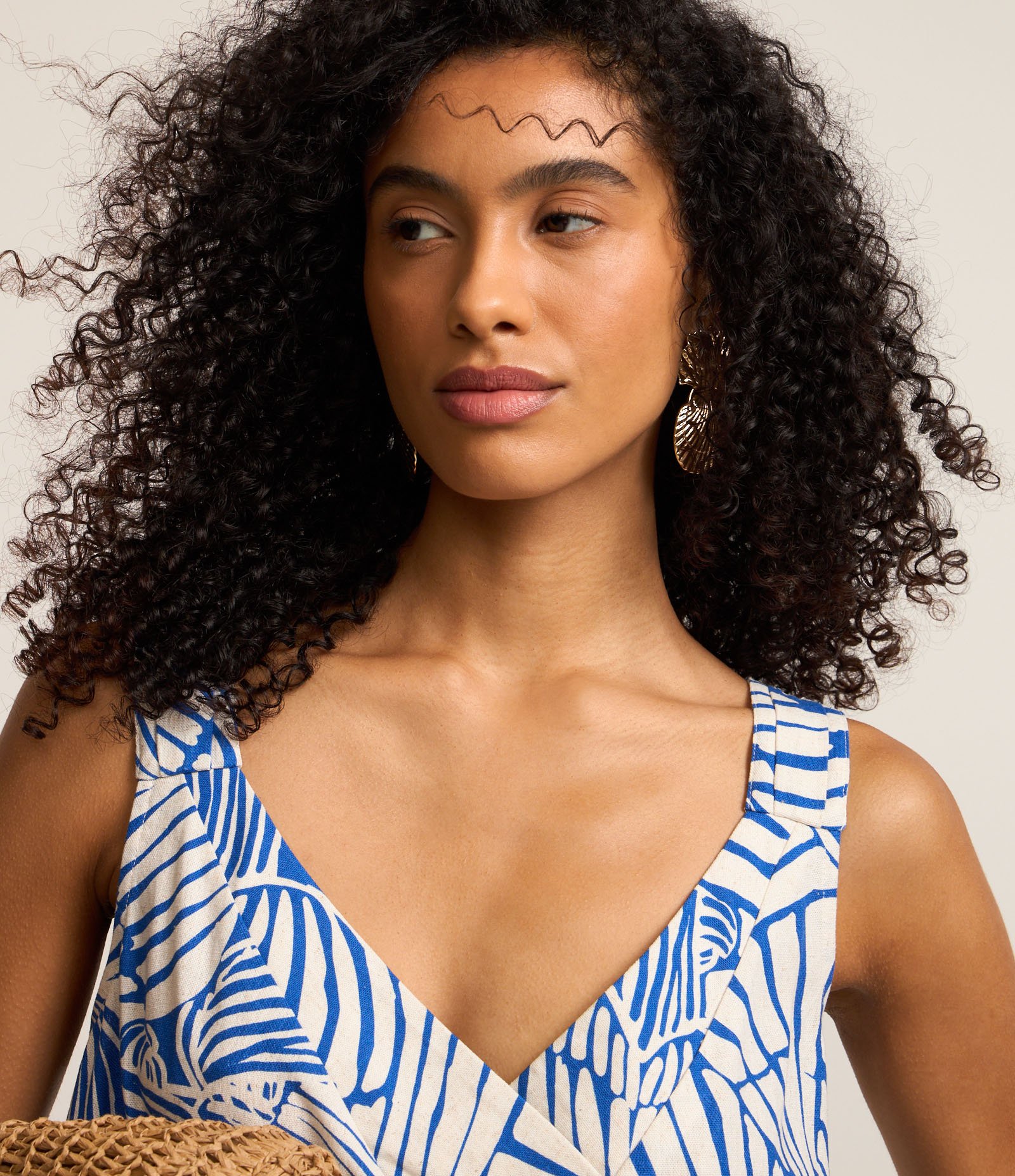 Blusa Sem Manga em Viscolinho com Folhagens Estampadas Azul 3