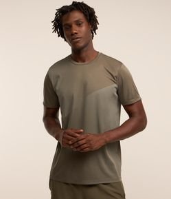 Camiseta Esportiva com Estampa Degrade Pontilhada