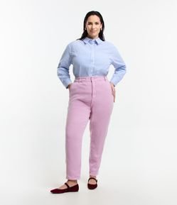Calça Mom em Jeans com Bordado no Bolso Curve & Plus Size