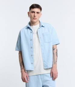 Camisa Boxy em Jeans com Bolso e Manga Curta