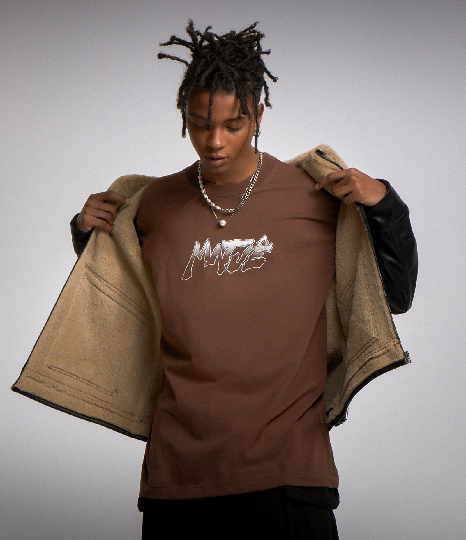 Camiseta Relaxed em Algodão e Estampa Matuê Frente e Costas Marrom 1