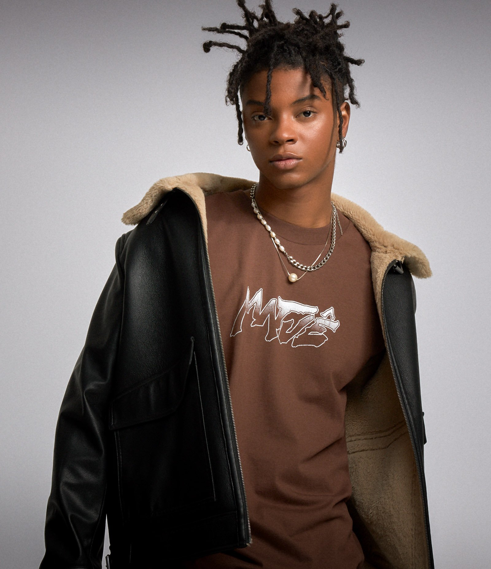 Camiseta Relaxed em Algodão e Estampa Matuê Frente e Costas Marrom 4