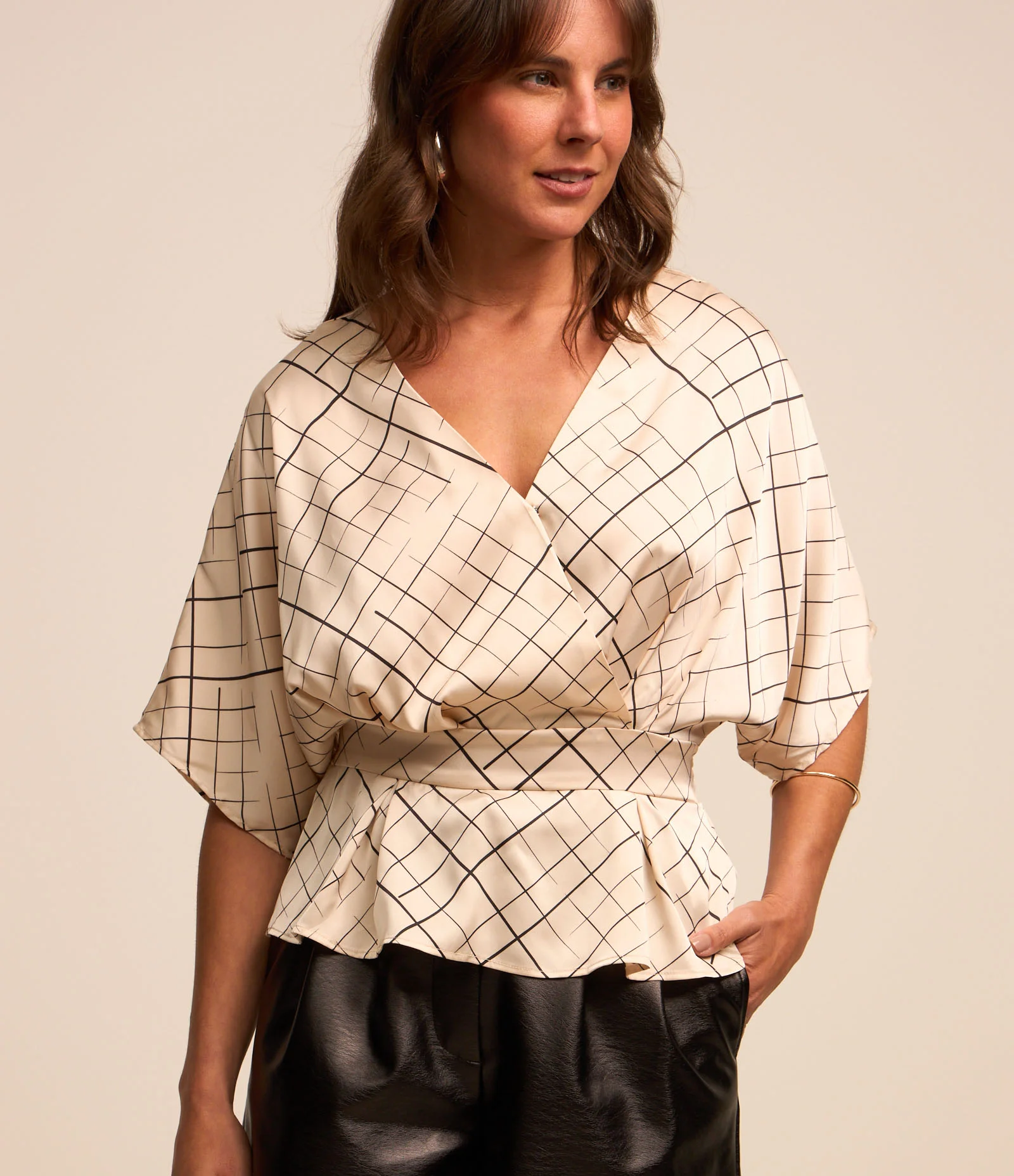 Blusa em Tecido Acetinado com Transpasse e Cintura Ajustada Off White 1