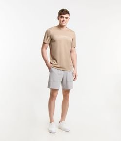 Bermuda Esportiva em Microfibra Texturizada com Recorte