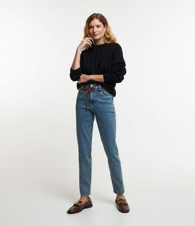 Calça Mom em Jeans com Amarração em Cinto Fino Menor preço em Calça Mom em Jeans com Amarração em Cinto Fino