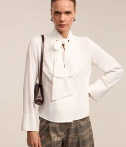 Blusa em Crepe com Gola Laço e Lapela Assimétrica