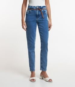 Calça Mom em Jeans com Cinto Fino para Amarração