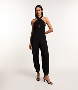 Macacão Jogger em Crepe com Pregas e Decote Cruzado