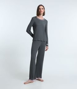 Pijama Longo em Viscose com Detalhes em Renda