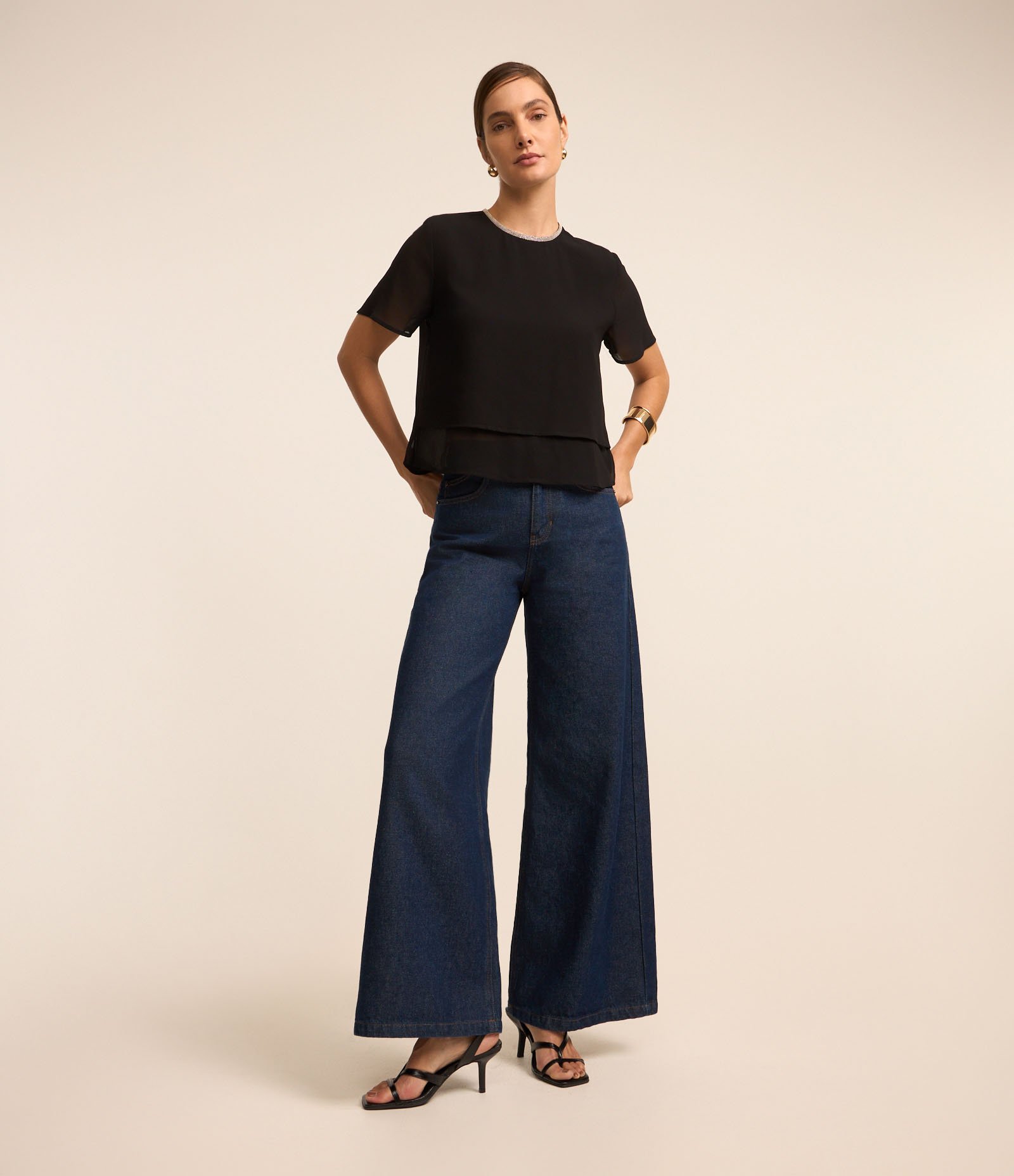 Blusa em Crepe com Brilho na Gola Redonda Preto 2