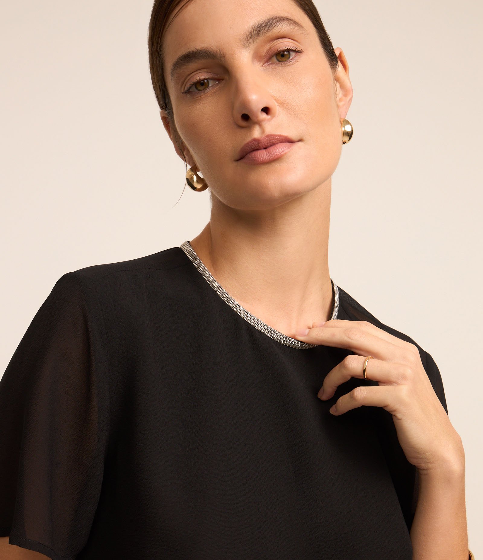 Blusa em Crepe com Brilho na Gola Redonda Preto 3