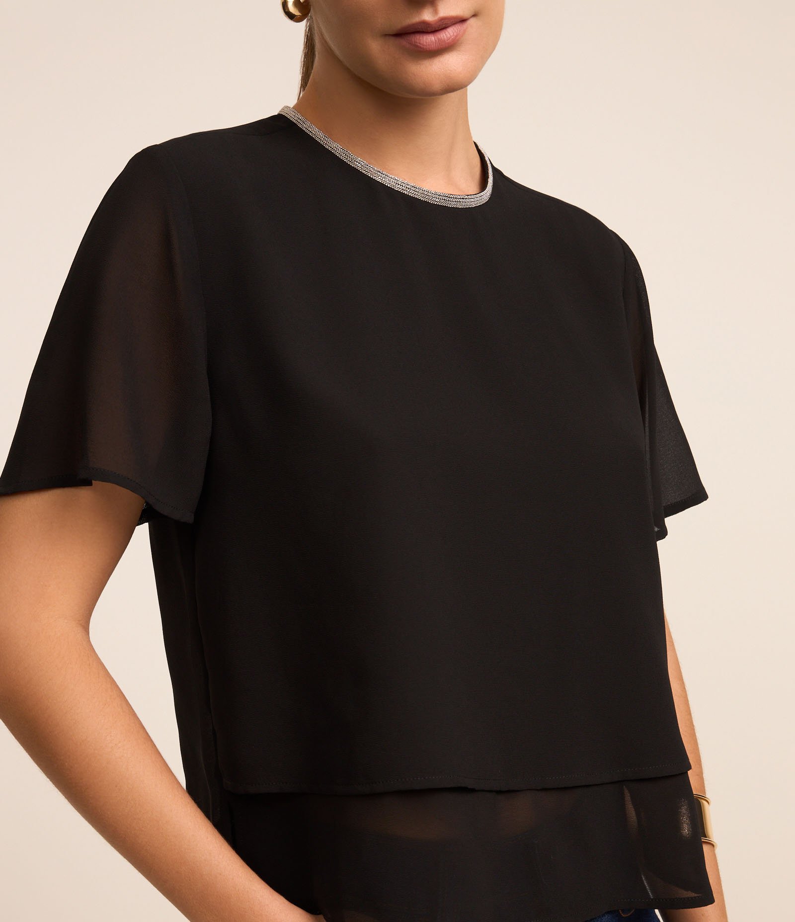 Blusa em Crepe com Brilho na Gola Redonda Preto 4