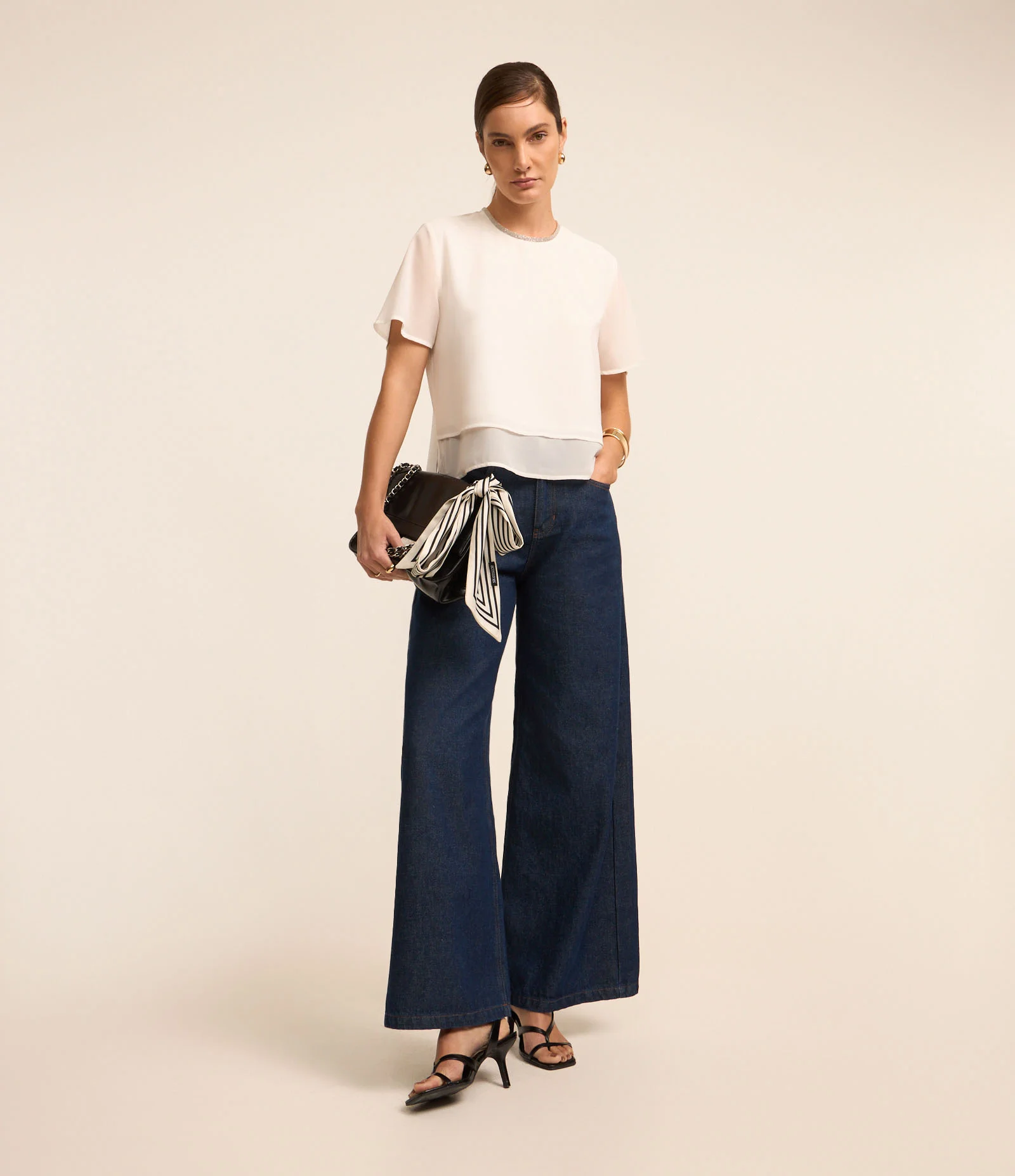 Blusa em Crepe com Brilho na Gola Redonda Branco 2