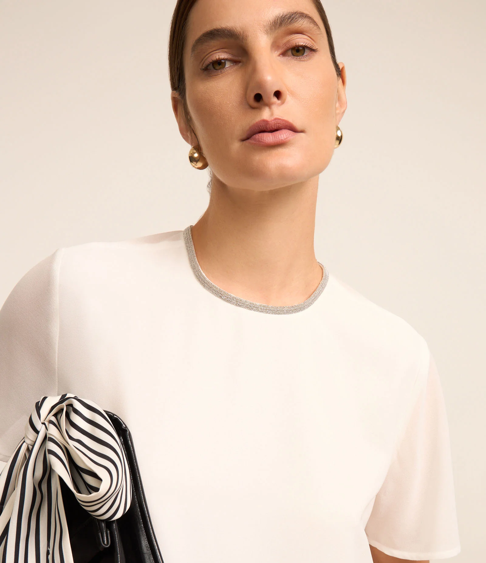 Blusa em Crepe com Brilho na Gola Redonda Branco 3