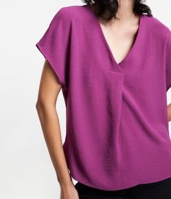 Blusa com Decote V e Fechamento Frontal