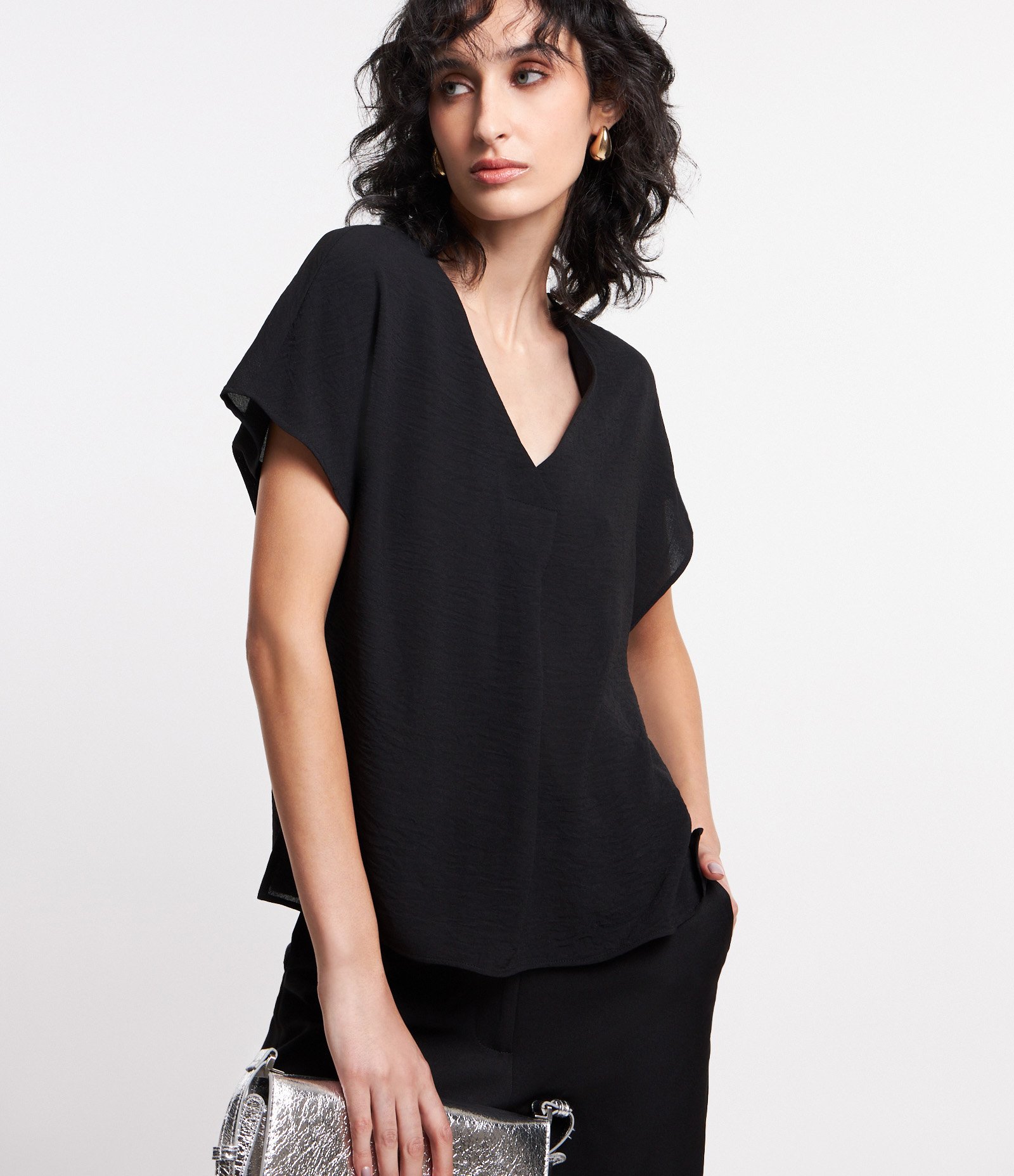Blusa com Decote V e Fechamento Frontal Preto 1