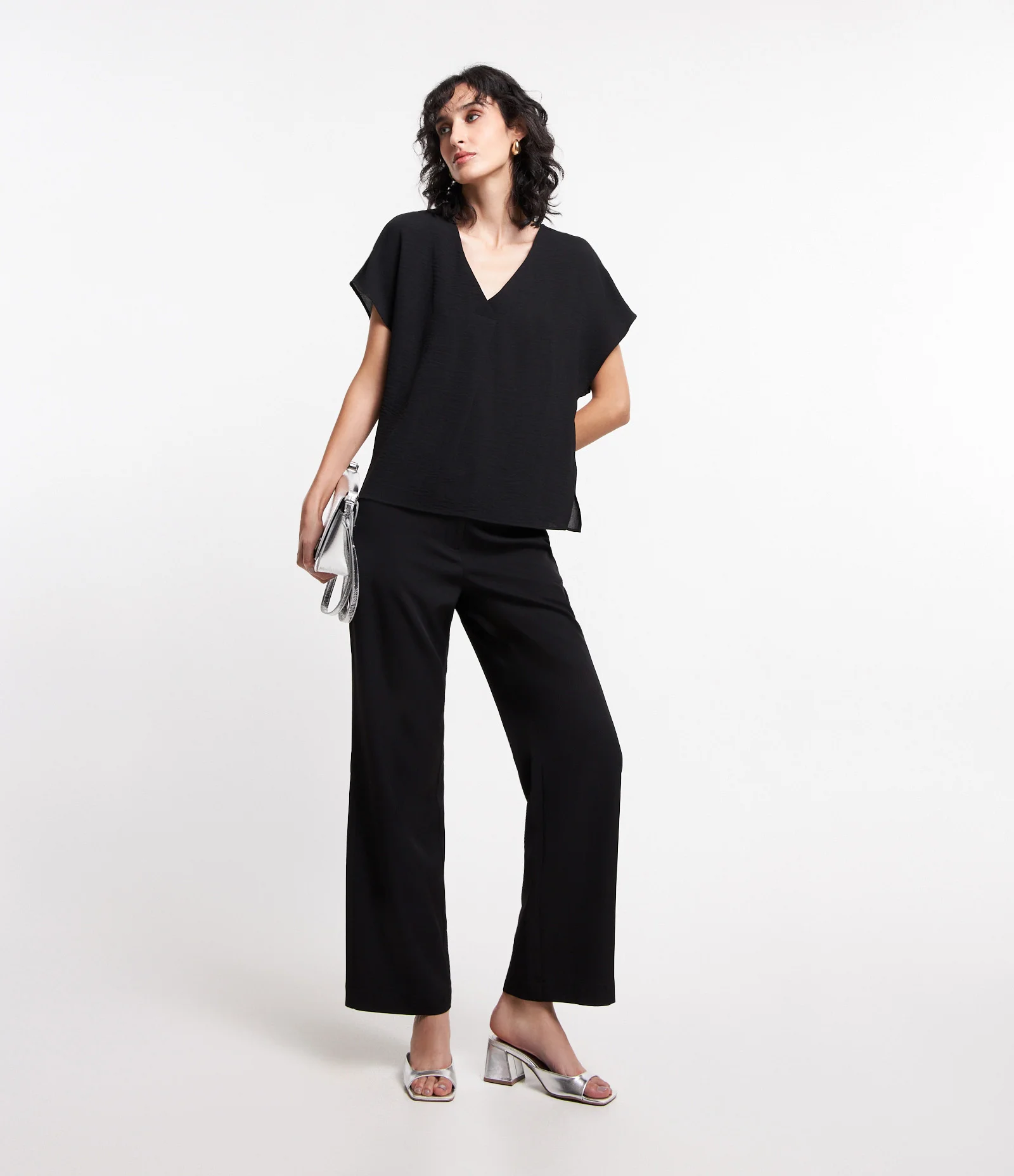 Blusa com Decote V e Fechamento Frontal Preto 2