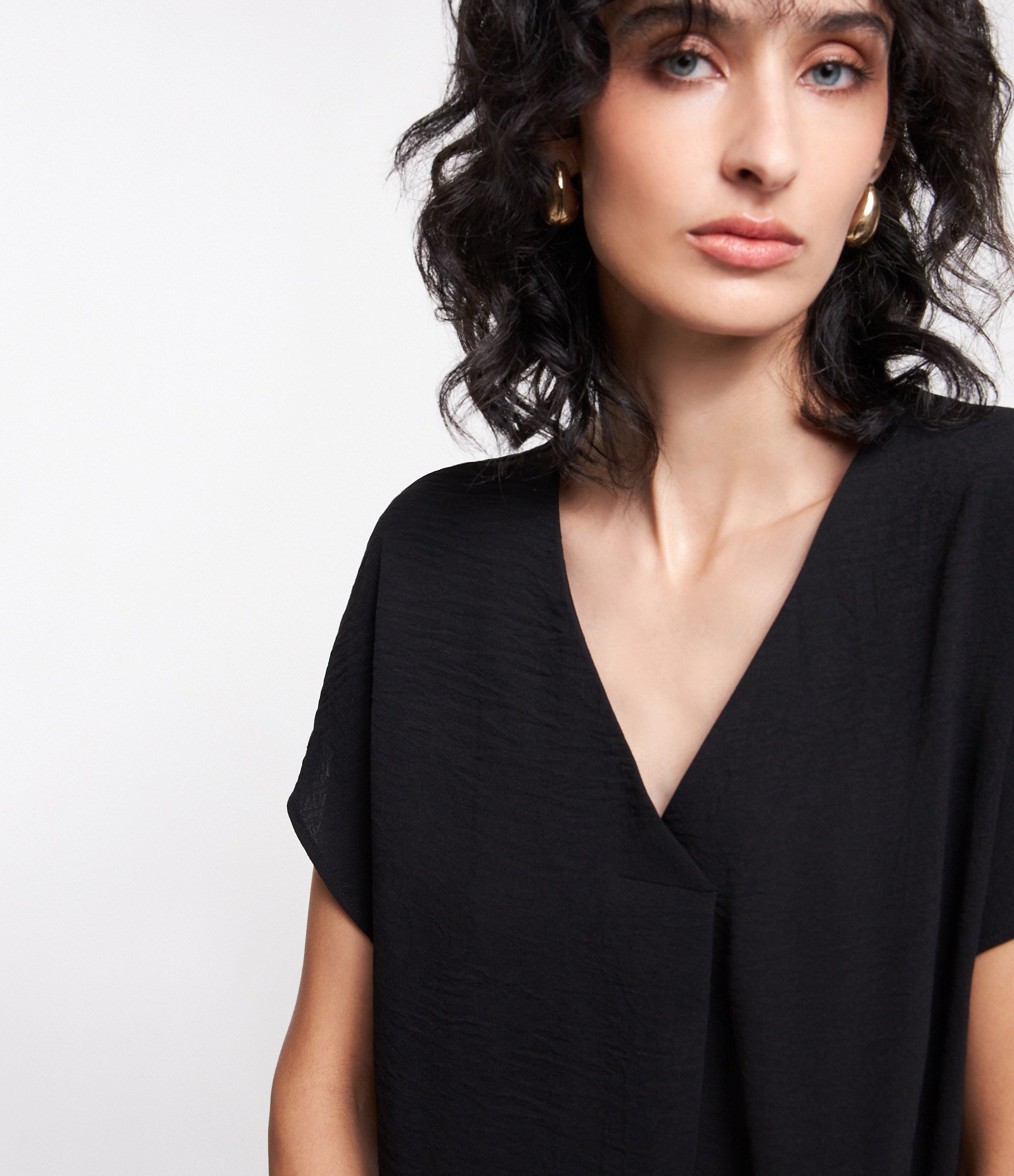 Blusa com Decote V e Fechamento Frontal Preto 3