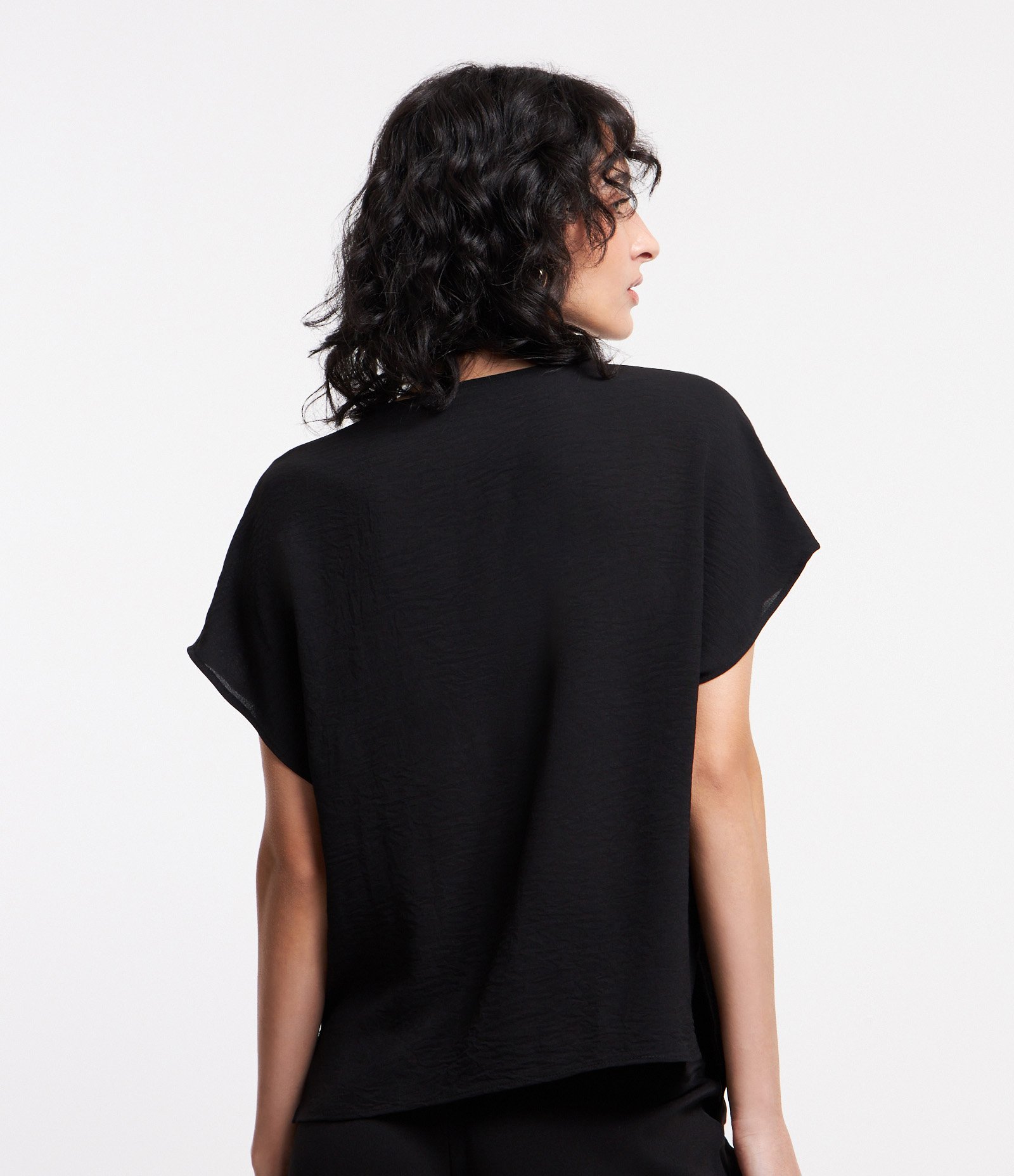 Blusa com Decote V e Fechamento Frontal Preto 4