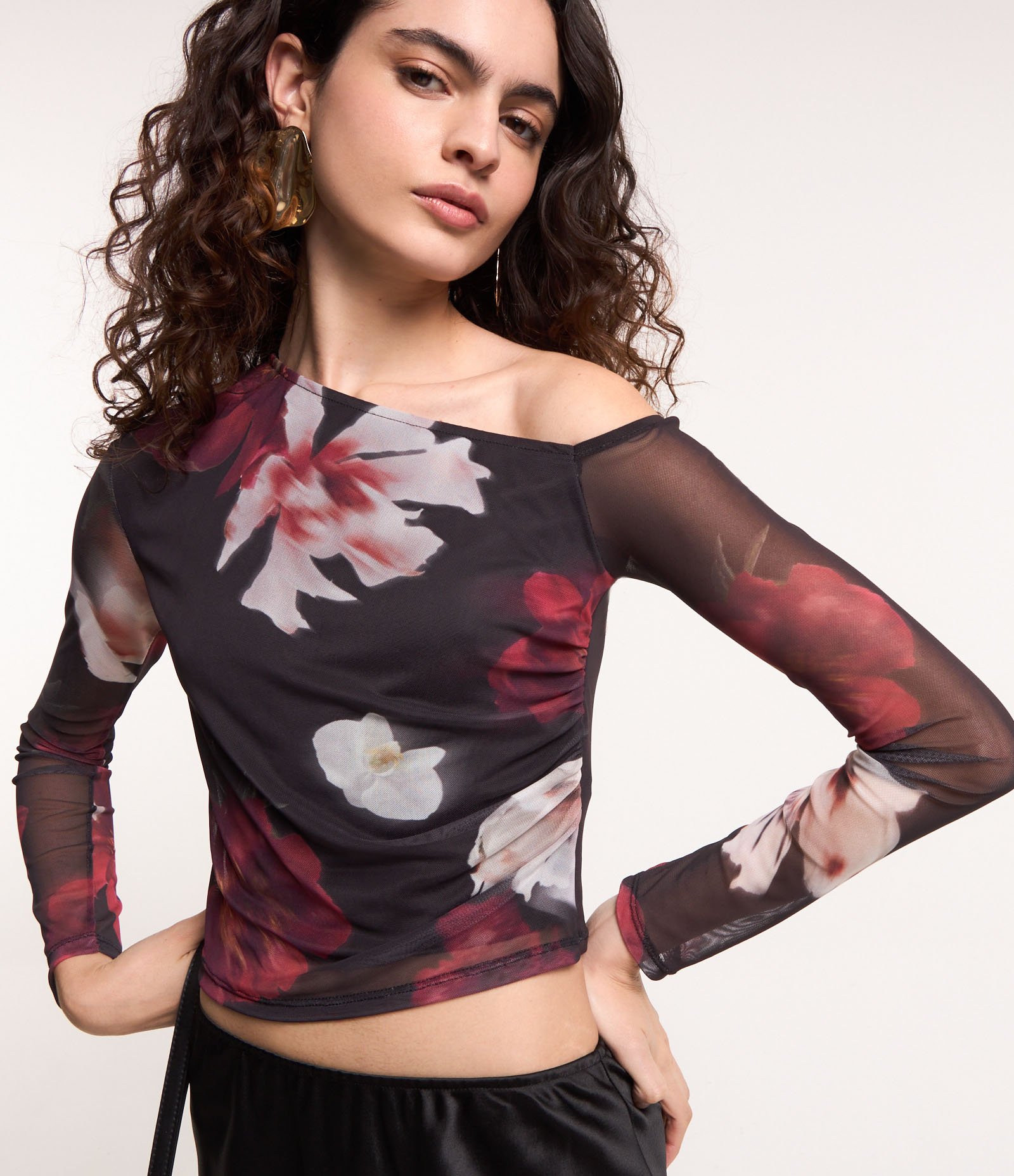 Blusa em Tule com Decote Assimétrico e Estampa Floral Preto 1