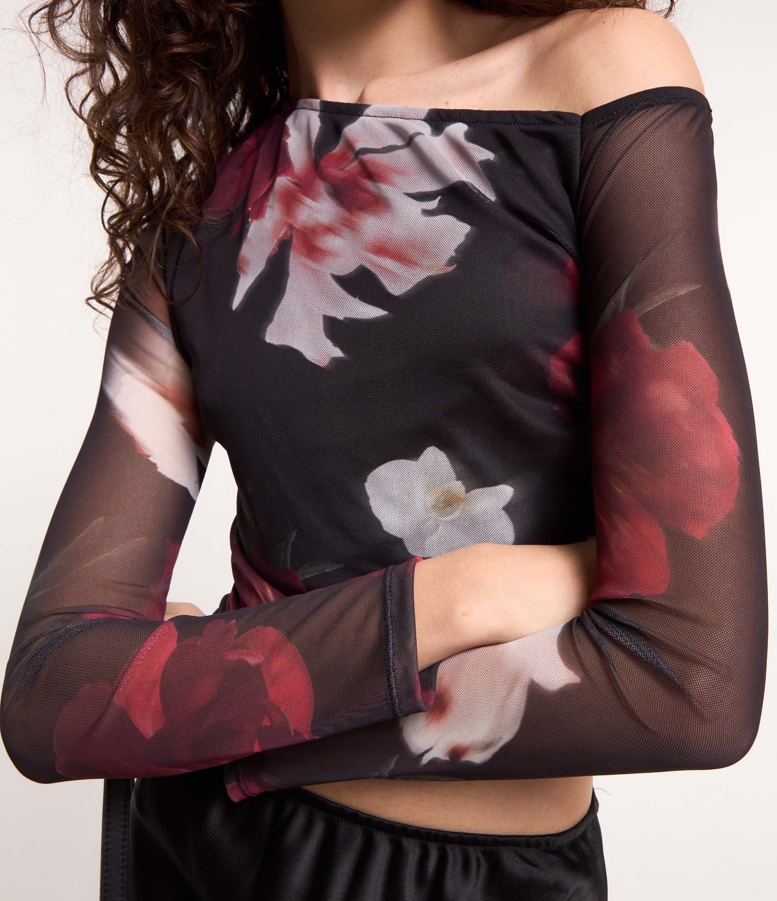 Blusa em Tule com Decote Assimétrico e Estampa Floral Preto 4