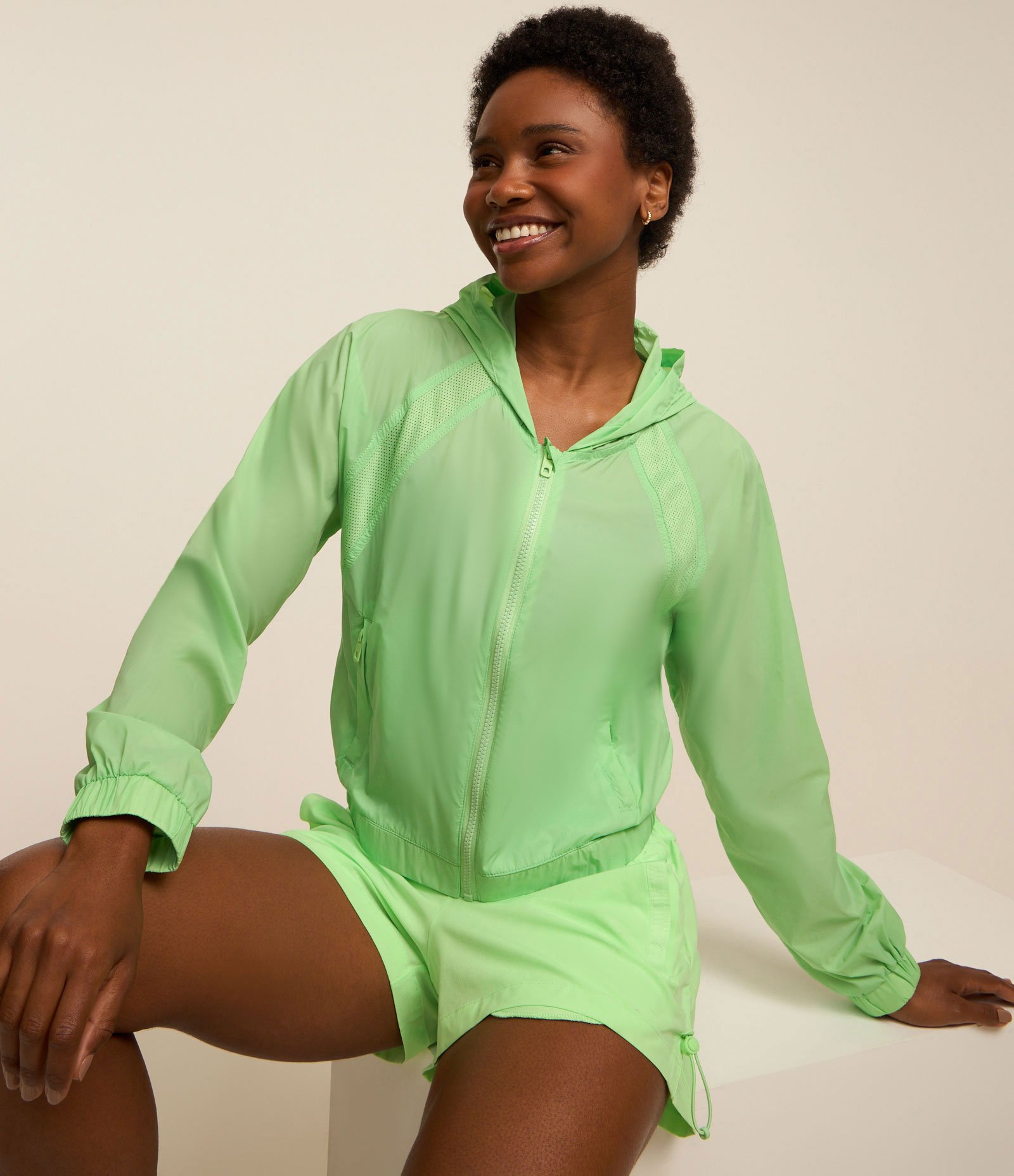 Jaqueta Corta Vento Esportiva Cropped com Efeito Tecnológico nas Costas Verde 2