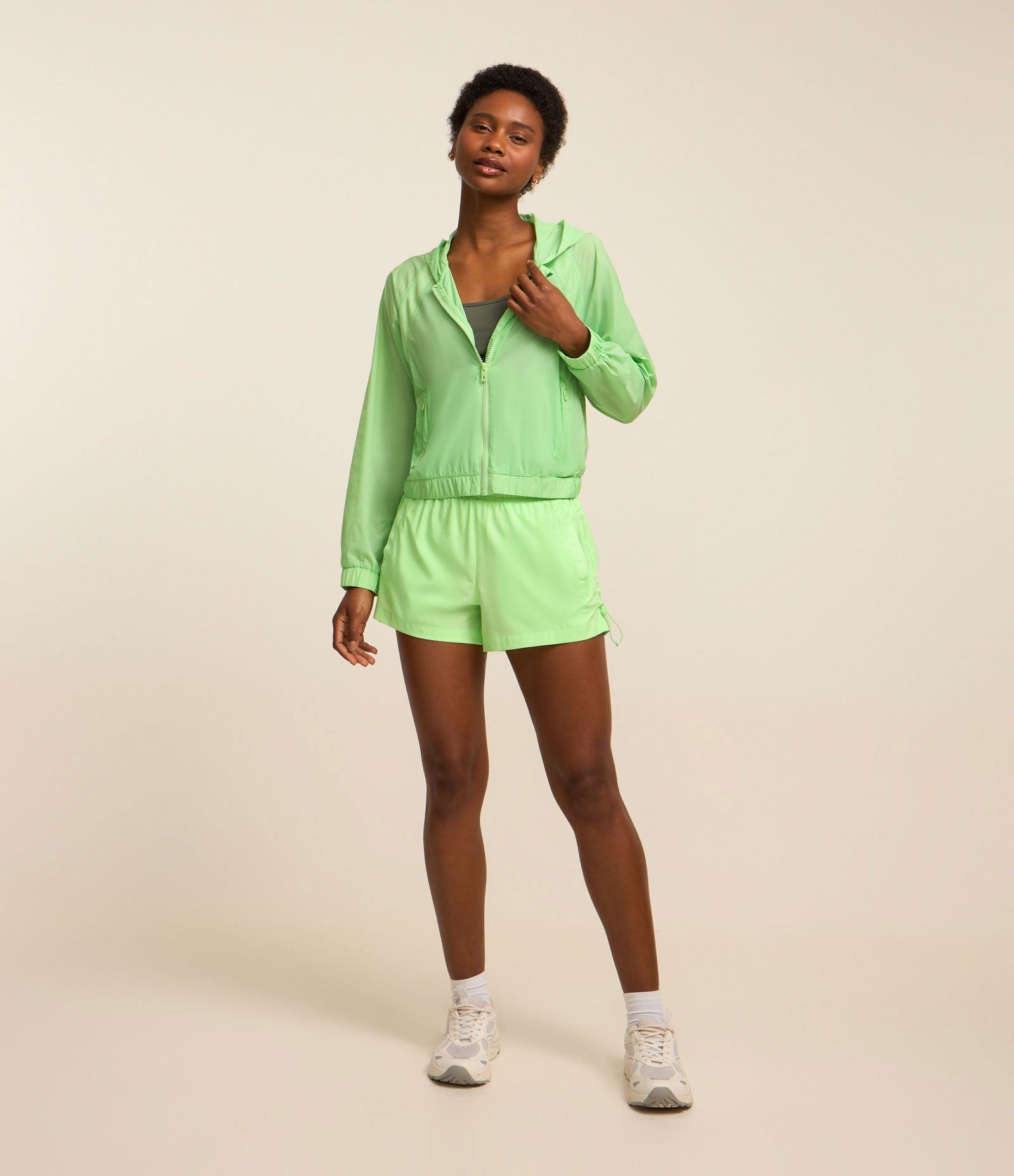 Jaqueta Corta Vento Esportiva Cropped com Efeito Tecnológico nas Costas Verde 3