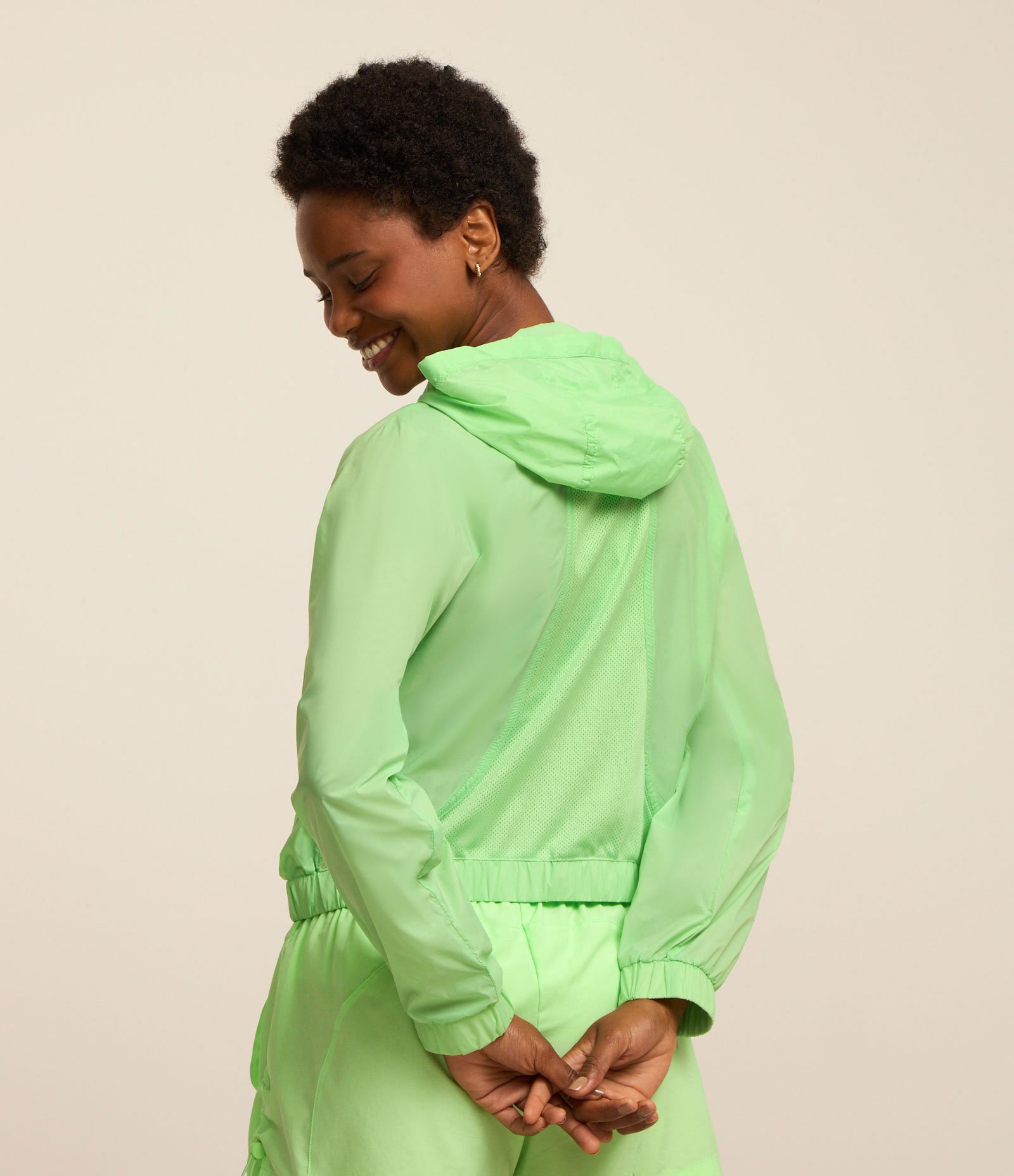 Jaqueta Corta Vento Esportiva Cropped com Efeito Tecnológico nas Costas Verde 4