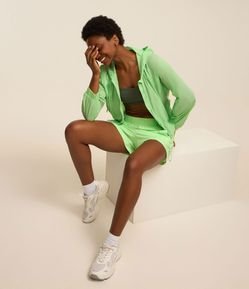 Jaqueta Corta Vento Esportiva Cropped com Efeito Tecnológico nas Costas