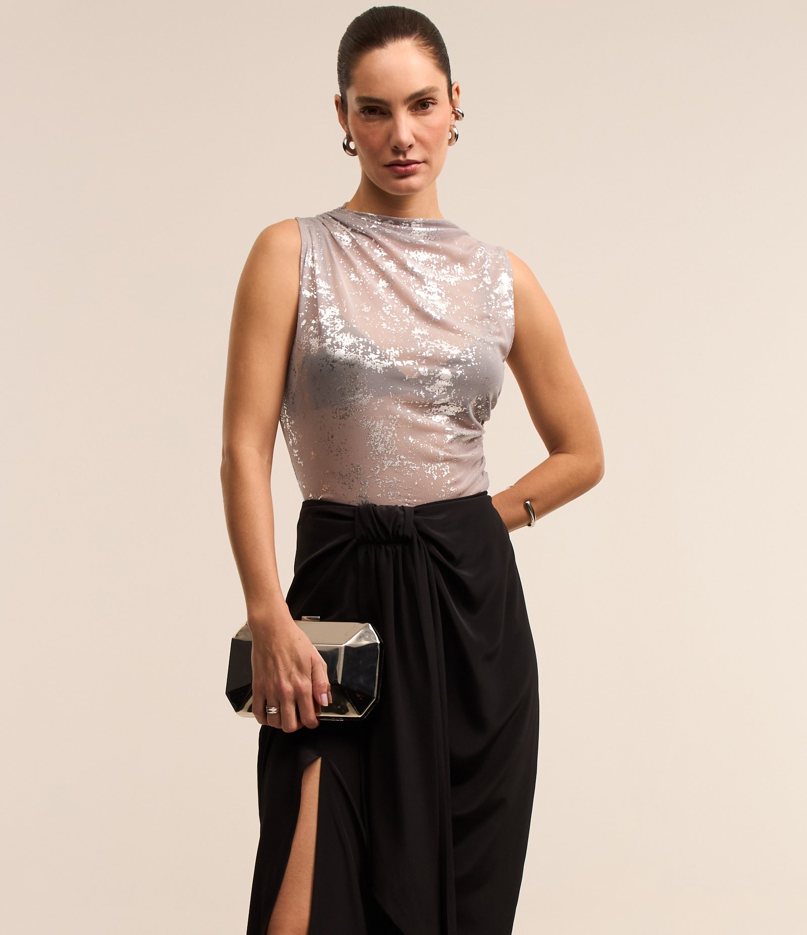 Saia Midi em Crepe com Fenda e Faixa Assimétrica Preto 2
